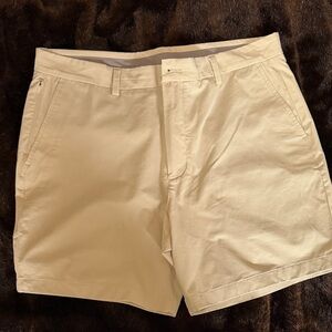 Vineyard Vines Men's Cream Flat Front Shorts NWOT sz 35